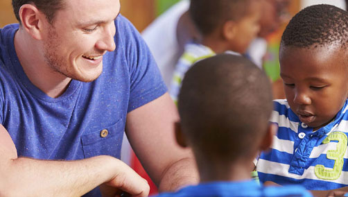 Un éducateur avec plusieurs enfants