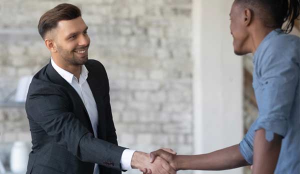 Deux hommes s'échangent une poignée de main.